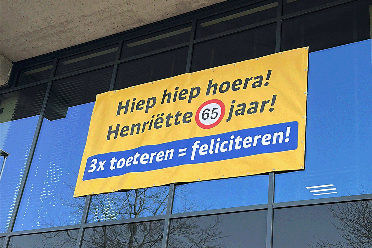 Hiep hiep hoera! Henriëtte Bax 65 jaar! Dat vieren wij met een speciale banner!