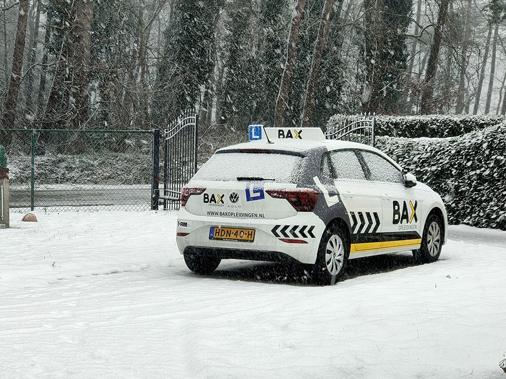 Rijles in de sneeuw: spannend, leerzaam en waardevol! Gaat de rijles wel door?